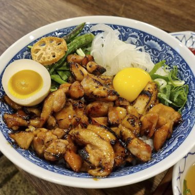 Soslu kızarmış tavuk kanadı.