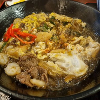 Lezzetli Asya yemeklerinin yakın görüntüsü