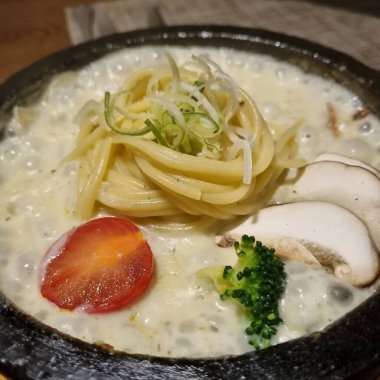 Sebzeli eriştenin mutfak fotoğrafı.