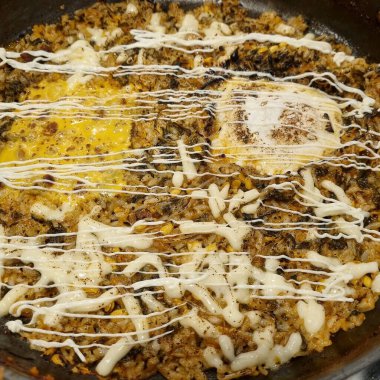 Mantarlı ve sebzeli kızarmış tavuk pişirmek.