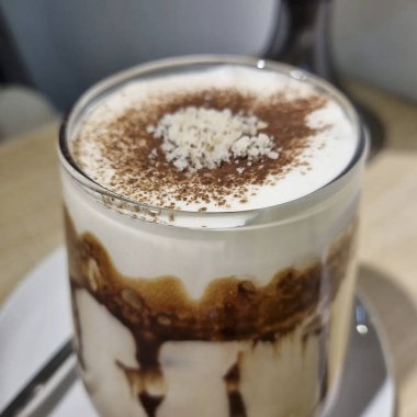 kahve, krema ve çikolata ile