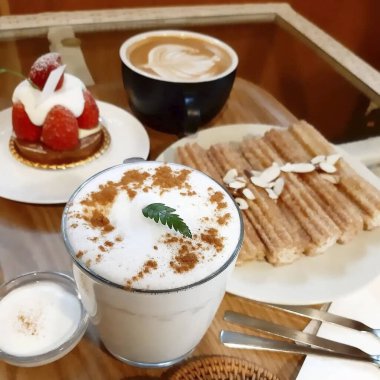 Kek ve kremalı kahve fincanı.