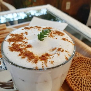 sıcak çikolata krema ve tarçın ile.