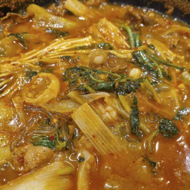 Kızarmış erişte, tavuk ve sebzeli.