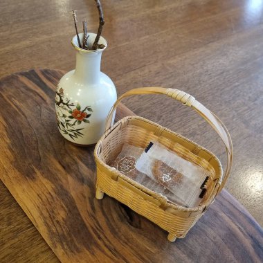 Ahşap arka plan üzerinde boş sepet