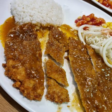 Domuz eti, sos ve sebzeli kızarmış pilav.