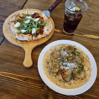 Peynirli ve tavuklu lezzetli pizza.