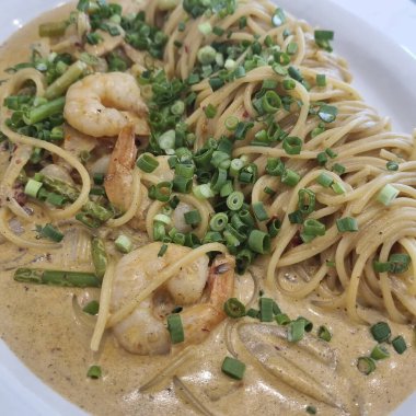 Restoranda tabağında deniz ürünleri olan spagetti.