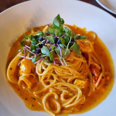 spaghetti with chicken and basil