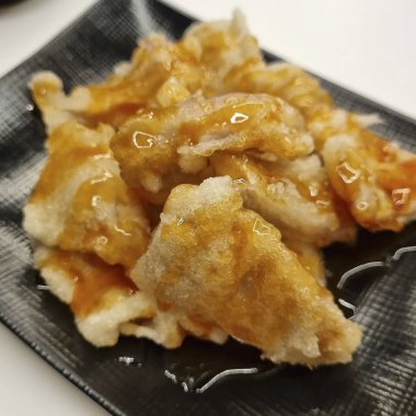 Kızarmış kalamar bir plaka üzerinde