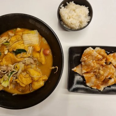 Japon yemeği, kızarmış balık ve pirinç.