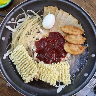 Balık soslu kızarmış erişte ve domuz eti.