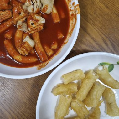 Sebze ve soslu kızarmış tavuk.