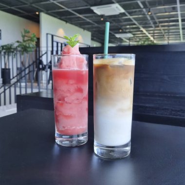 Masada taze çilekli dondurma..