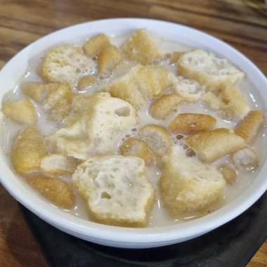 Tavuklu çorbanın mutfak fotoğrafı.