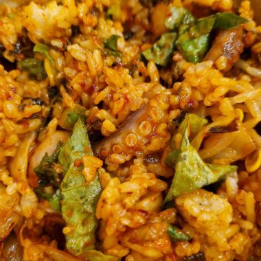 Tavuk ve baharatlı pilav.