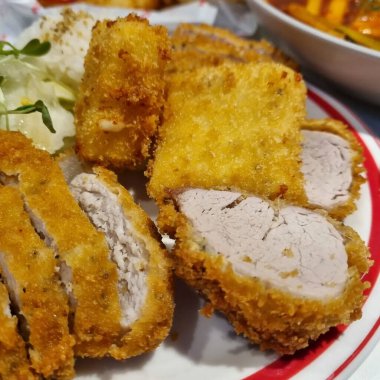 Sebze ve soslu kızarmış tavuk.