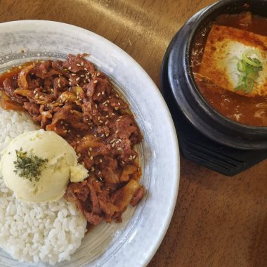 Bir tabak pilavın mutfak fotoğrafı.