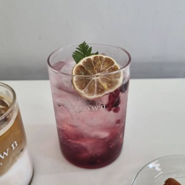 Buzlu ve limonlu kahve.