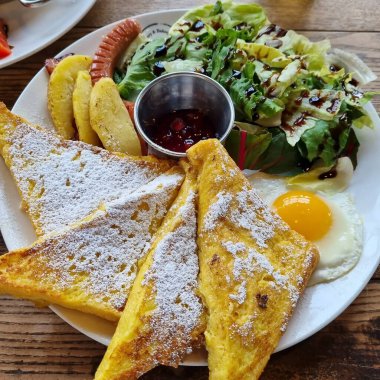 Masada yumurta ve salata var.