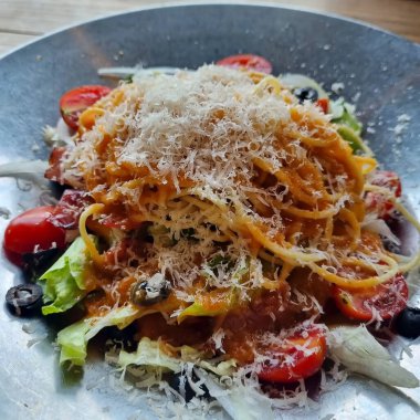 beyaz tabakta makarna