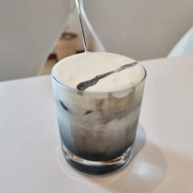 Bir bardak buzlu ve pipetli süt.