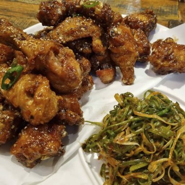Sos ve baharatlı kızarmış tavuk kanadı.