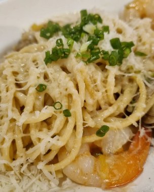 Karides, peynir ve parmesanlı spagetti.