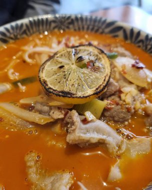 Lezzetli Asya yemeklerinin yakın görüntüsü