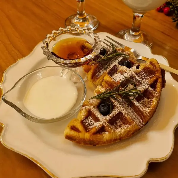 Krema ve böğürtlenli lezzetli waffle 'lar