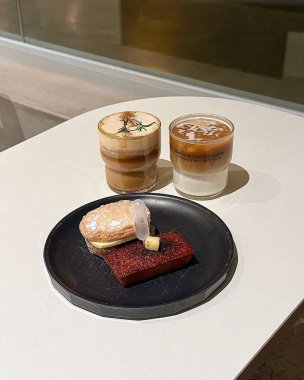 Beyaz bir masada lezzetli ve tatlı bir pasta.