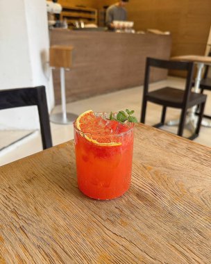 Buzlu ve naneli bir bardak domates suyu.