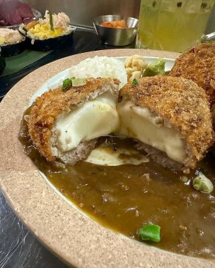 Lezzetli kızarmış yiyeceklerin yakın görüntüsü