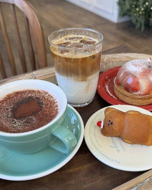 Beyaz arkaplanlı bir fincan çay ve kahve.