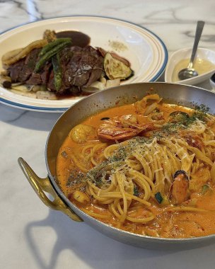 Deniz ürünleri ve soslu makarna