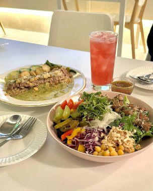 Sebzeli ve peynirli salata.