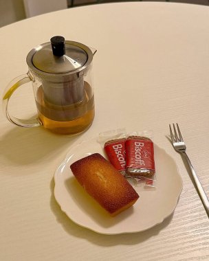 Çay ve kahve masada.