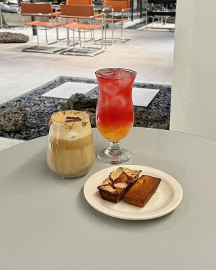 Lezzetli ve taze meyveli kek.