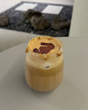 Bir bardak sütlü bir fincan kahve. yüksek kaliteli fotoğraf