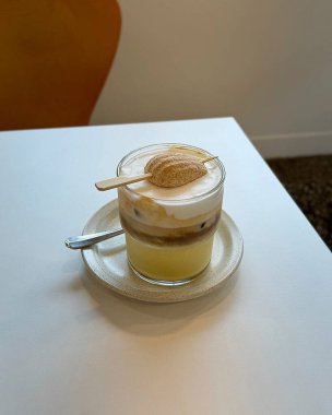 Bardakta kremalı kahve.