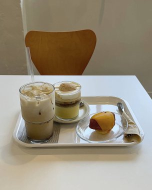 kahve fincanı ve dondurma masanın üstünde.