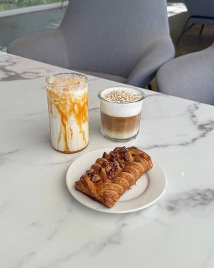 kahve ve kruvasan tablo