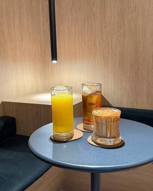 Bir bardak limonlu çay ve ahşap bir masada pipet.