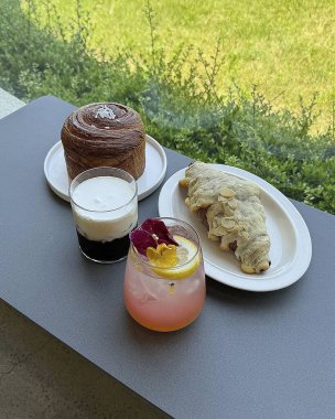 Masada taze ve lezzetli yiyecekler var.