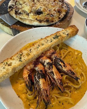 deniz ürünleri ve peynirli makarna.