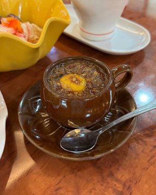 Bir fincan kahve, kaşık ve kaşık.