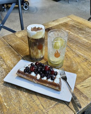 Cam bardakta dondurma ve ahşap bir masada böğürtlen