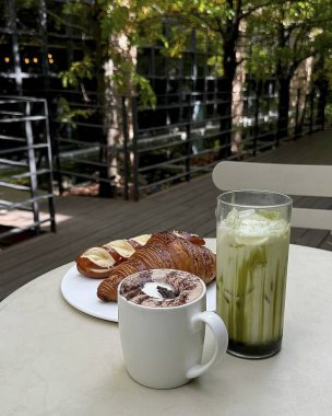 Buzlu çikolatalı kek ve ahşap masada kahve.