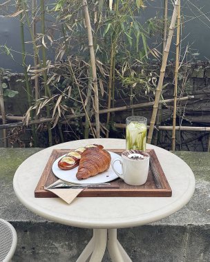 Kahvaltı, kahve ve kruvasan.