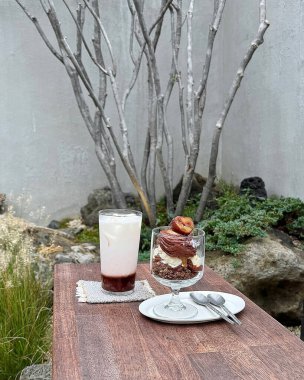 Bir fincan çay ve kek.